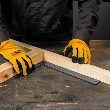 Угольник, 200 х 300 мм, алюминиевый, лазерная гравировка Denzel 32392 купить в Губкинске