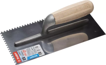 Гладилка нержавеющая ЗУБР &quot;ПРОФЕССИОНАЛ&quot; с деревянной ручкой, зубчатая, 4х4мм, 130х280мм 0806-04_z01 купить в Губкинске