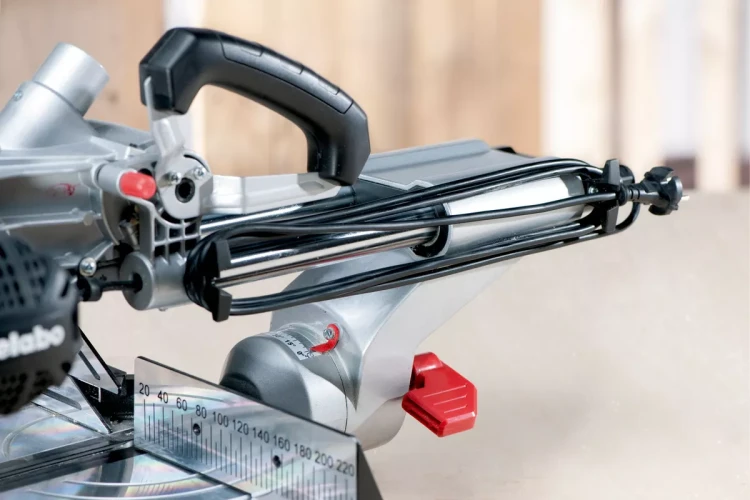 Пила торцовочная KGS 216 M 619260000 METABO купить в Губкинске