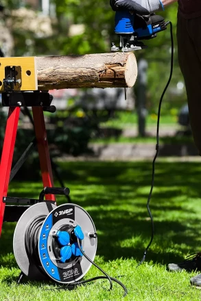 Удлинитель ЗУБР &quot;ПРОФИ&quot; на металл катушке, КГ 3х1,5кв мм, морозостойкий, 4 гнезда, IP44, макс мощность 3500Вт, 30м 55085-30 купить в Губкинске