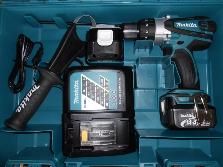 Аккумуляторная дрель-шуруповерт Makita BHP448RFE купить в Губкинске