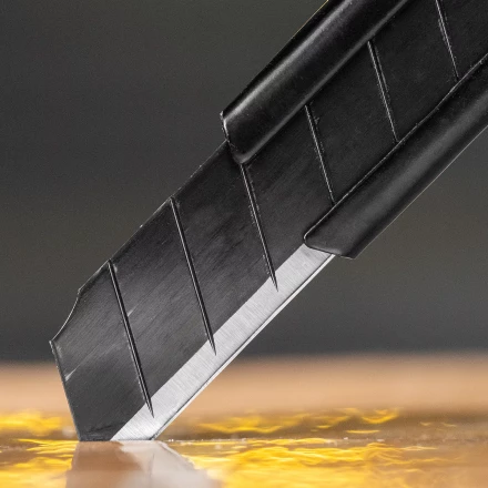 Нож Denzel, 9 мм, сменное лезвие, SK4, алюминиевый корпус, торцевой зажим, 78901 купить в Губкинске