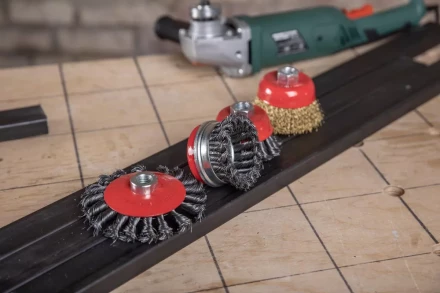 Кордщетка HAMMER тарелка 115мм для УШМ витая сталь (207-112) купить в Губкинске