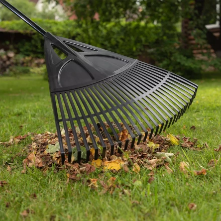 Грабли веерные пластиковые, 620 х 1750 мм, 27 плоских зубьев, алюминиевый черенок, Россия, Palisad 61806 купить в Губкинске