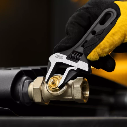 Ключ разводной Denzel 135 мм, CrV, кованый, укороченная рукоятка 15752 купить в Губкинске