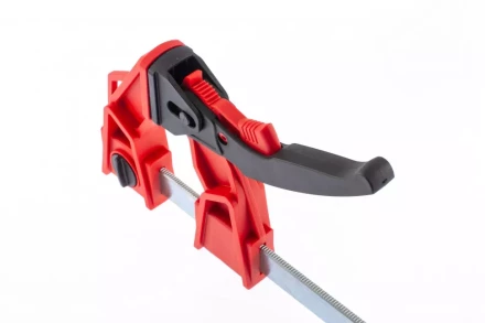 Струбцина реечная быстрозажимная усиленная пластиковый корпус рычажно-храповой механизм 250 х 100 х 401 мм штанга 5 х 22 мм Matrix 20727 купить в Губкинске