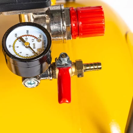 Компрессор воздушный BCV2200/100, ременный привод, 2.2 кВт, 100 литров, 370 л/мин Denzel 58110 купить в Губкинске