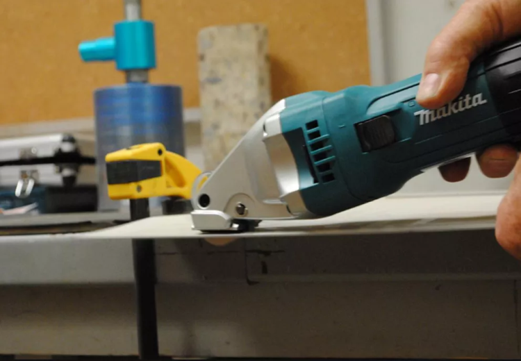 Шлицевые ножницы по металлу Makita JS1601 купить в Губкинске