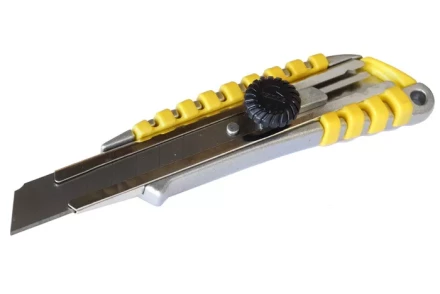 Нож со сменным лезвием 18 мм металлический корпус Энкор 9670 9670 купить в Губкинске