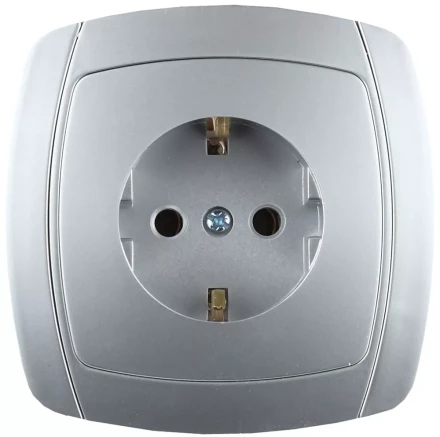 Розетка СВЕТОЗАР &quot;АКЦЕНТ&quot; одинарная в сборе, с заземлением, цвет серебристый металлик, 16А/~250В SV-54205-SM купить в Губкинске