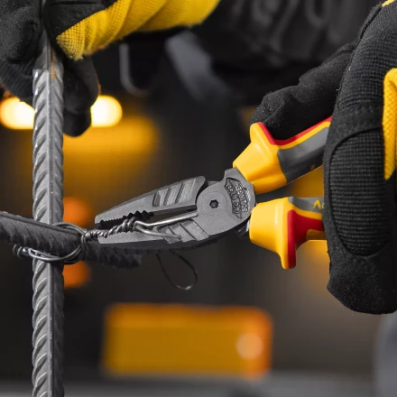 Плоскогубцы комбинированные Denzel 17085, диэлектрические трехкомпонентные рукоятки до 1000 В, 165 мм купить в Губкинске