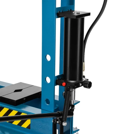 Пресс гидравлический с манометром и педалью, 30 т // Stels 52316 купить в Губкинске