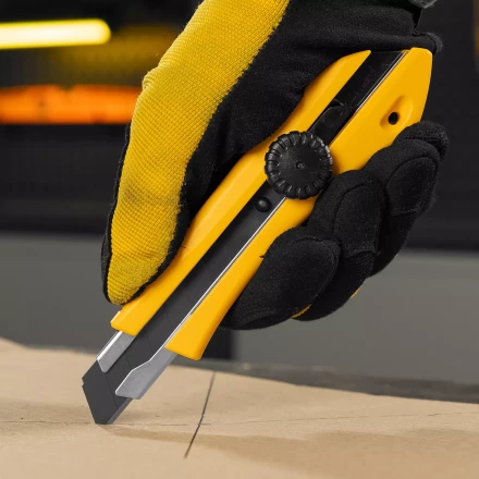 Нож Denzel, 18 мм, сменное лезвие, SK4, метал. направляющая, винтовой фиксатор, 78943 купить в Губкинске