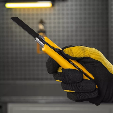 Нож Denzel, 18 мм, сменное лезвие, SK4, метал. направляющая, нажимной фиксатор, 78942 купить в Губкинске