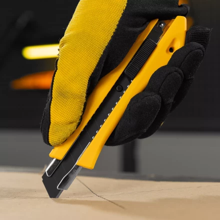 Нож Denzel, 18 мм, сменное лезвие, SK4, метал. направляющая, нажимной фиксатор, 78942 купить в Губкинске