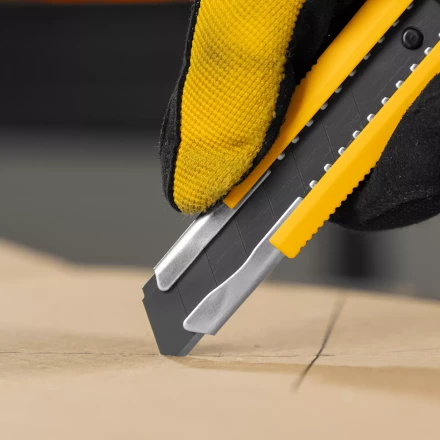 Нож Denzel, 18 мм, сменное лезвие, SK4, метал. направляющая, клипса, нажимной фиксатор, 78940 купить в Губкинске