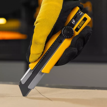 Нож Denzel, 25 мм, сменное лезвие, SK4, корпус из TPR, метал. направляющая, винтовой фиксатор, 78945 купить в Губкинске