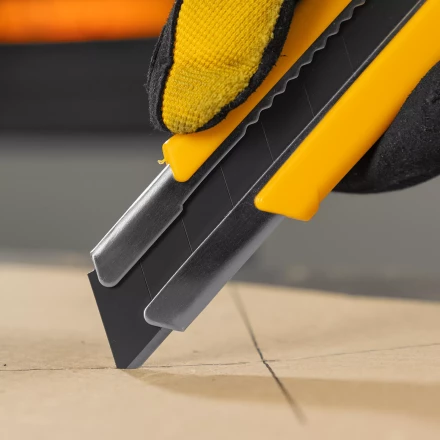 Нож Denzel, 25 мм, сменное лезвие, SK4, корпус из TPR, метал. направляющая, винтовой фиксатор, 78945 купить в Губкинске