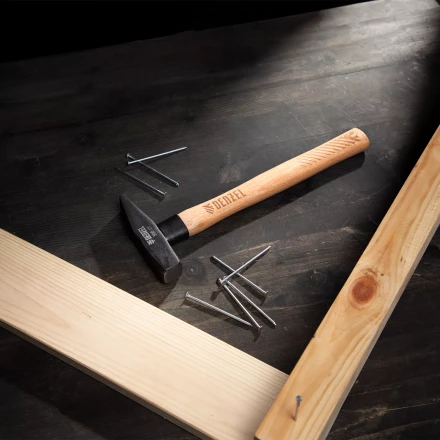 Молоток слесарный, 500 г Denzel, кованый квадратный боек, буковая рукоятка, 10429 купить в Губкинске