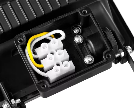 Прожектор STAYER &quot;MASTER&quot; MAXLight галогенный, с дугой крепления под установку, черный, 150Вт 57101-B купить в Губкинске