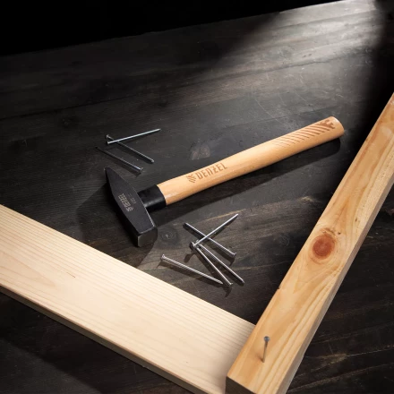 Молоток слесарный, 600 г Denzel, кованый квадратный боек, буковая рукоятка, 10431 купить в Губкинске