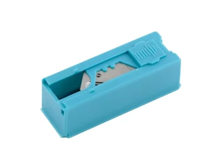 Лезвия 19 мм трапециевидные крючкообразные пластиковый пенал 12 шт GROSS 79379 купить в Губкинске