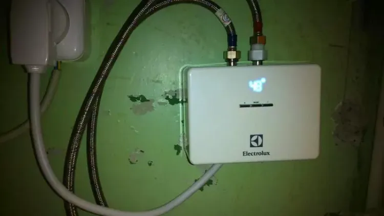Проточный водонагреватель ELECTROLUX NPX 6 AQUATRONIC  DIGITAL 2 купить в Губкинске