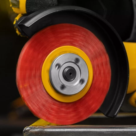 Щетка для УШМ, 100 мм, плоская, нейлоновая щетина, посадка 22,2 мм Denzel 74437 купить в Губкинске