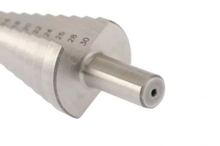 Сверло ступенчатое 6-8-10-12-14-16-18-20-22-24-26-28-30 мм Р6М5 трехгранный хвостовик Барс 72362 купить в Губкинске